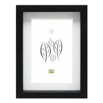 deknudt-zwarte-houten-kader-om-objecten-in-.jpg