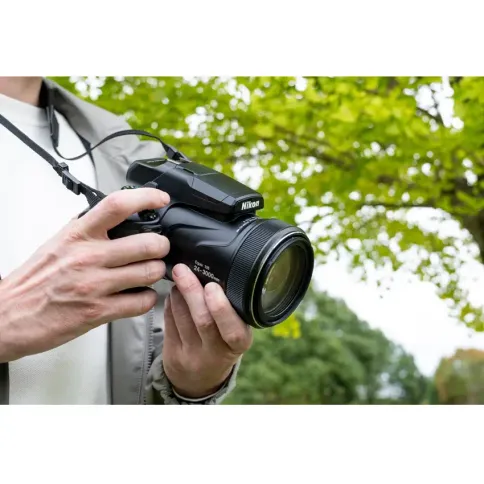 Nikon_CoolpixP1100_lifestyle2.webp