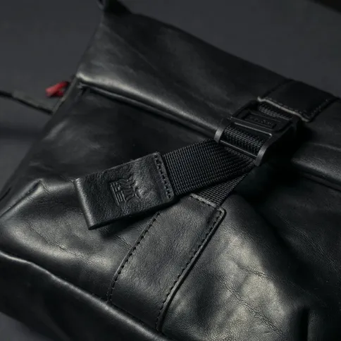 Wotancraft-Pilot-Travel-Camera-Bag-7L-black-leather_6.jpg