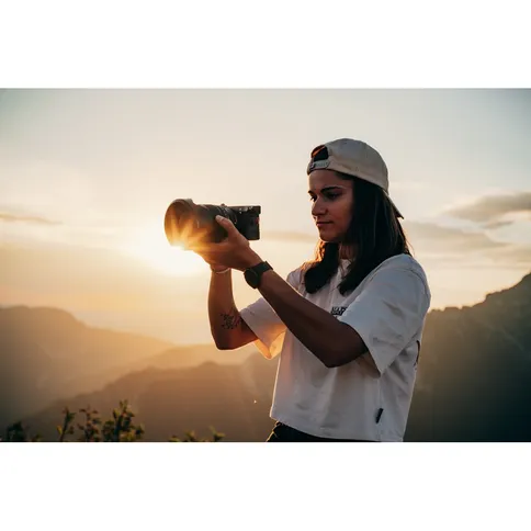 Sony_A7C2_lifestyle1.jpg