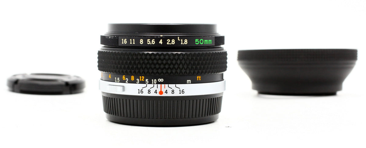 Occ- Olympus Auto-S Zuiko 50mm F/1.8 + rubberen zonnekap SN:1240416 12 mnd gar